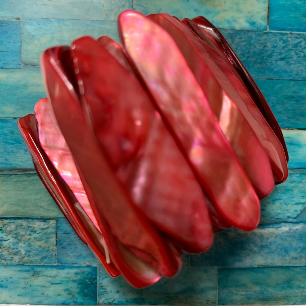 Red Expandable Shell Glass Bracelet - Picture 6 of 10